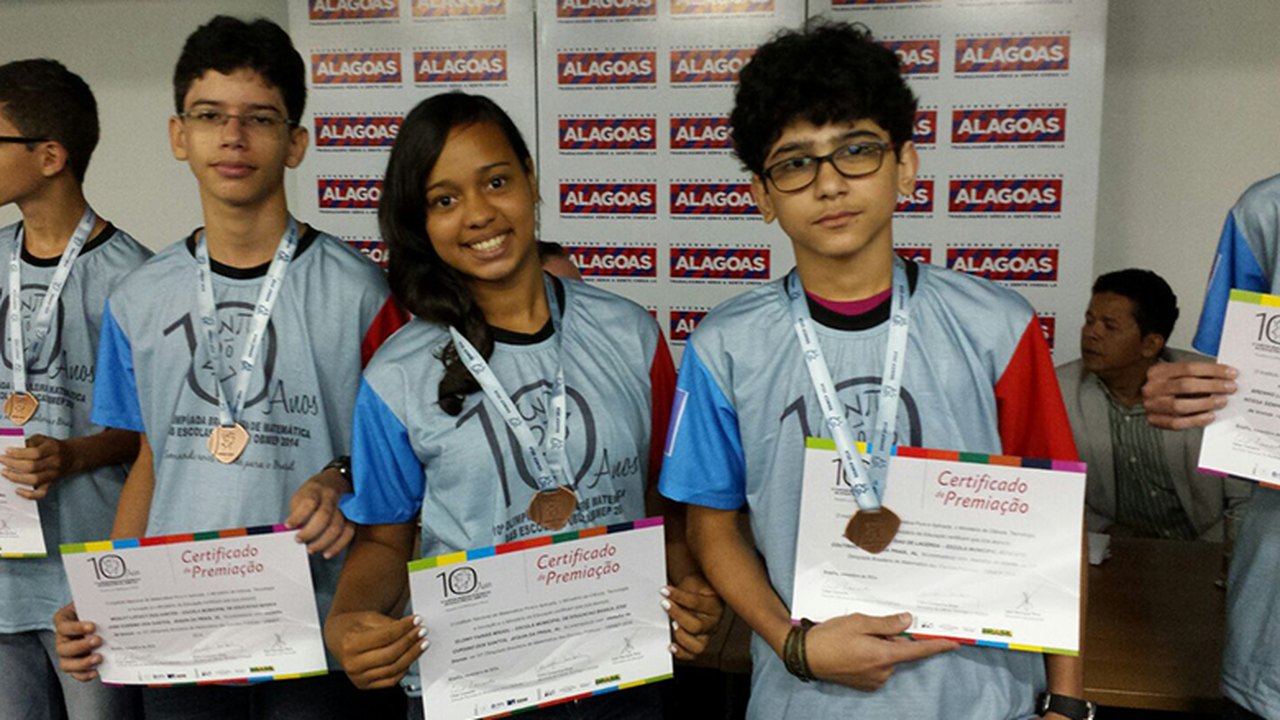 Estudantes medalhistas na 10ª Olimpíada Brasileira de Matemática recebem premiação