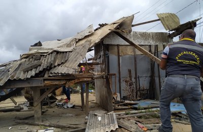 Convívio Social inicia retirada de barracos desocupados no Benedito Bentes