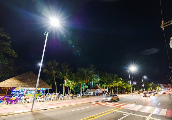 Prefeitura substitui mais de 500 projetores em LED da orla de Maceió