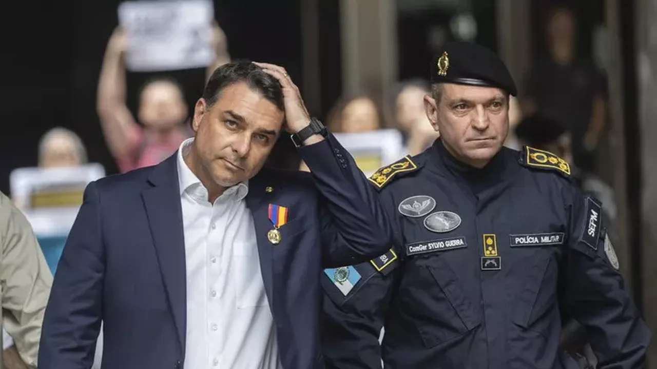 Flávio Bolsonaro cai nas intenções de voto após escândalo com Vorcaro