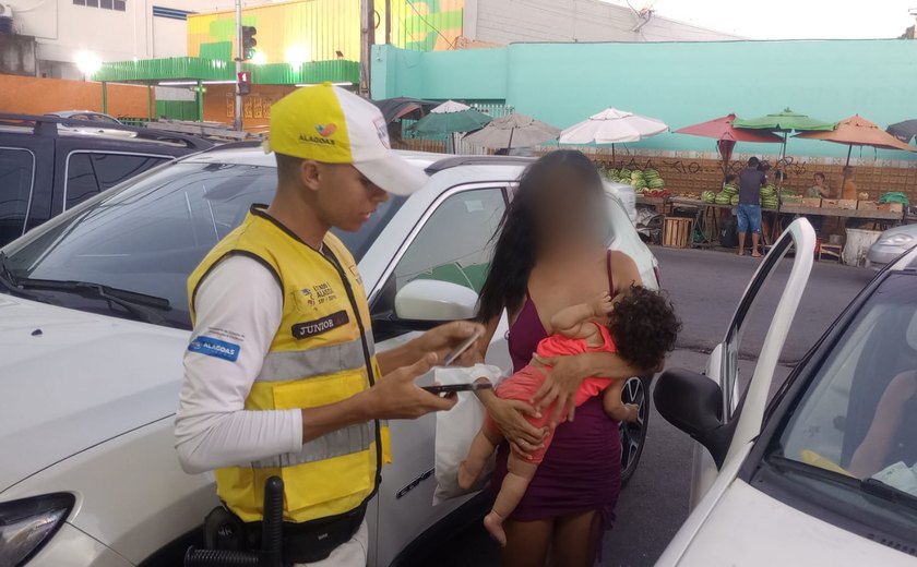 Agentes do Ronda salvam bebê que estava inconsciente após pancada na porta de um carro