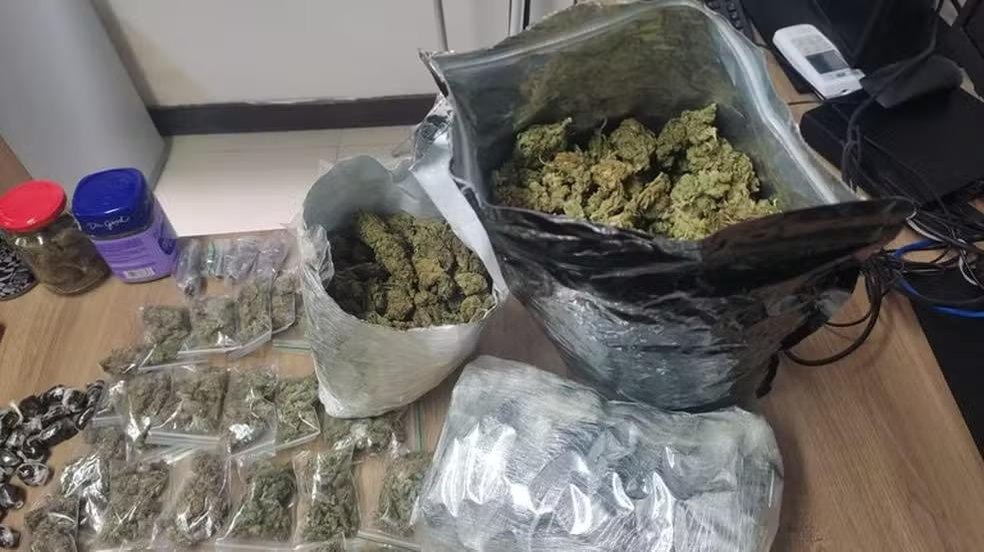 Motoboy é preso em Maceió por envolvimento com “delivery de drogas”; “Flor de Lemon” era o entorpecente mais vendido