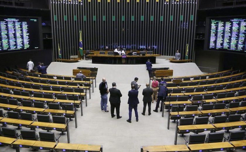 Mesmo tendo só um carro elétrico 'emprestado', Câmara vai instalar 19 pontos de recarga