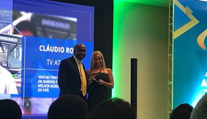 eclair recebe o prêmio de Cláudio Rocha