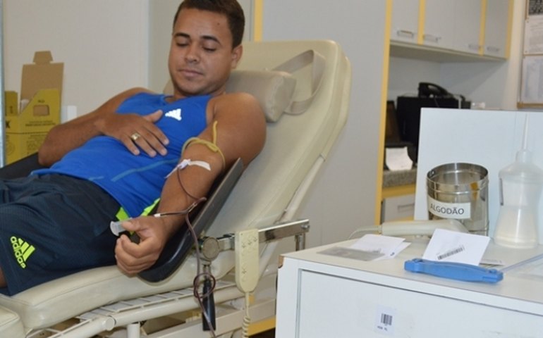 Hemoal prorroga campanha e homenageia doadores de sangue com camisas
