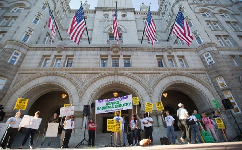 Grupo faz protesto em frente a novo hotel de Trump em Washington