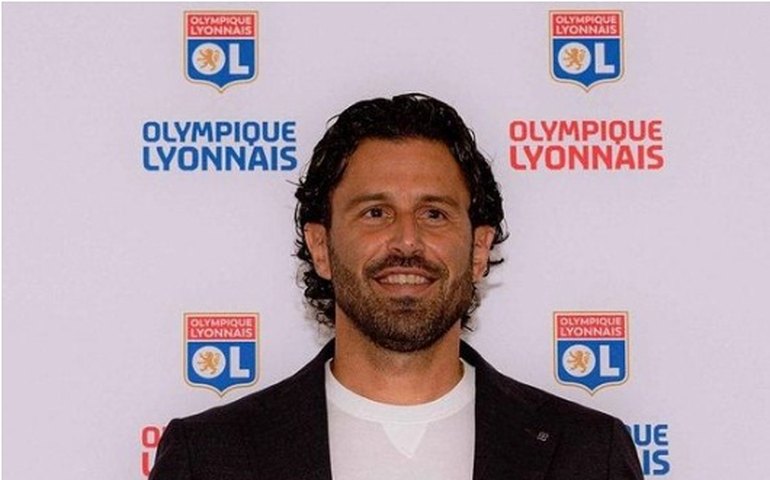 Ônibus do Lyon é apedrejado na chegada ao estádio, e técnico Fábio Grosso fica ferido