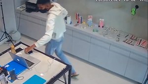 Primeiro dos três suspeitos entra na loja com arma em punho e rende funcionária. / Foto: Imagem: Reprodução/TV Atalaia
