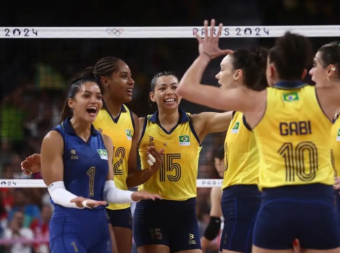 Brasil vence República Dominicana e vai à semifinal no vôlei feminino