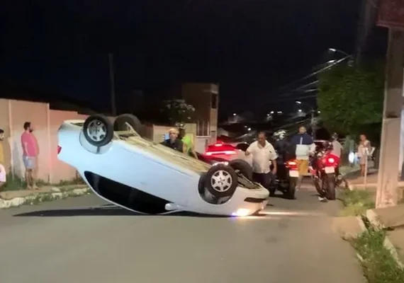 Condutor sem habilitação perde controle e capota carro em AL