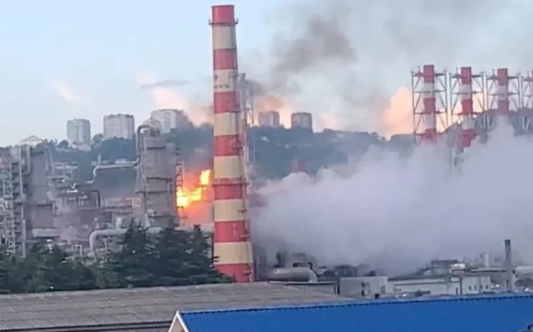 Troca de ataques de drones deixa 2 mortos na Ucrânia e terminal petroleiro incendiado na Rússia