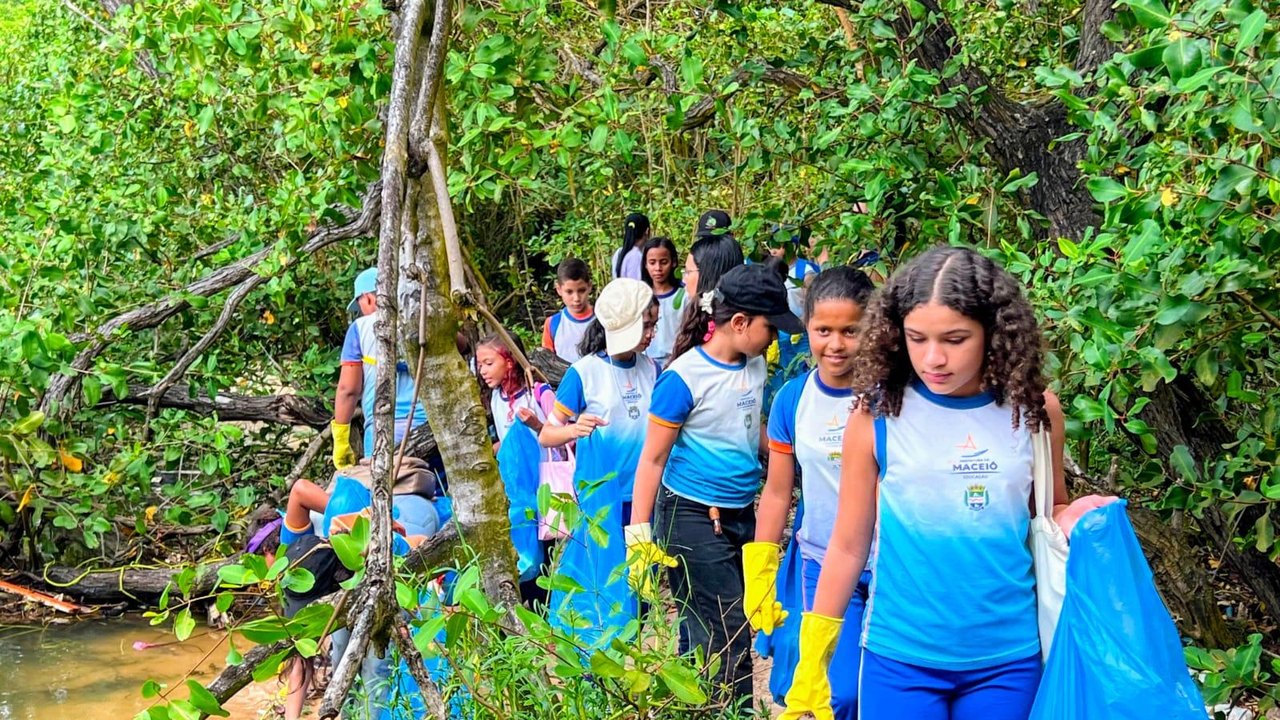Estudantes da rede municipal aprendem sobre preservação em ação no manguezal