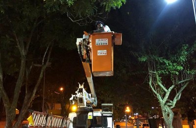Mutirão melhora iluminação dos conjuntos Salvador Lyra e José Maria de Mello