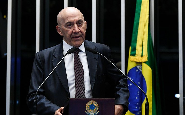 Confúcio Moura lamenta ataque a escola no Paraná