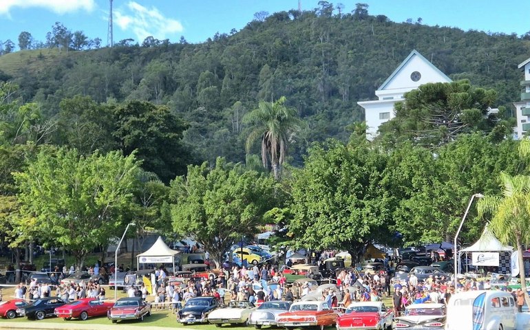 Encontro de autos antigos em Águas de Lindóia reúne Batmóvel, DeLorean e sósia de Ayrton Senna
