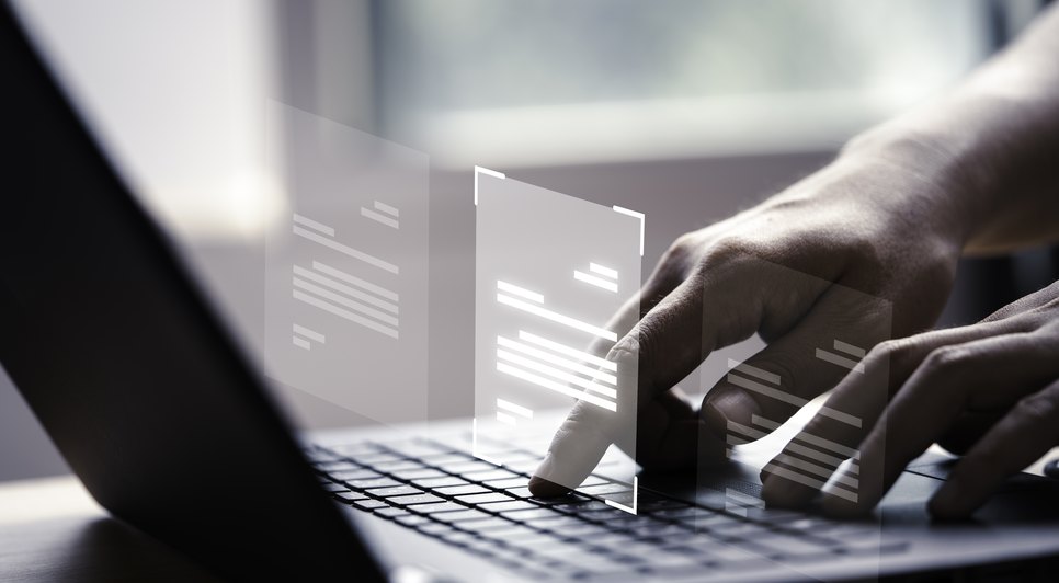 hand-using-laptop-computer-with-virtual-screen-and-document-for-online-approve-paperless-quality-assurance-and-erp-management-concept.jpg / Foto: <a href='https://br.freepik.com/fotos-vetores-gratis/arquivo'>Arquivo foto criado por DilokaStudio - br.freepik.com</a>