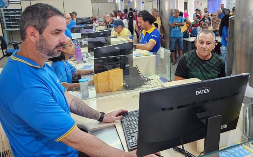 Aposentados têm até novembro para pedir ressarcimento do INSS em agências dos Correios