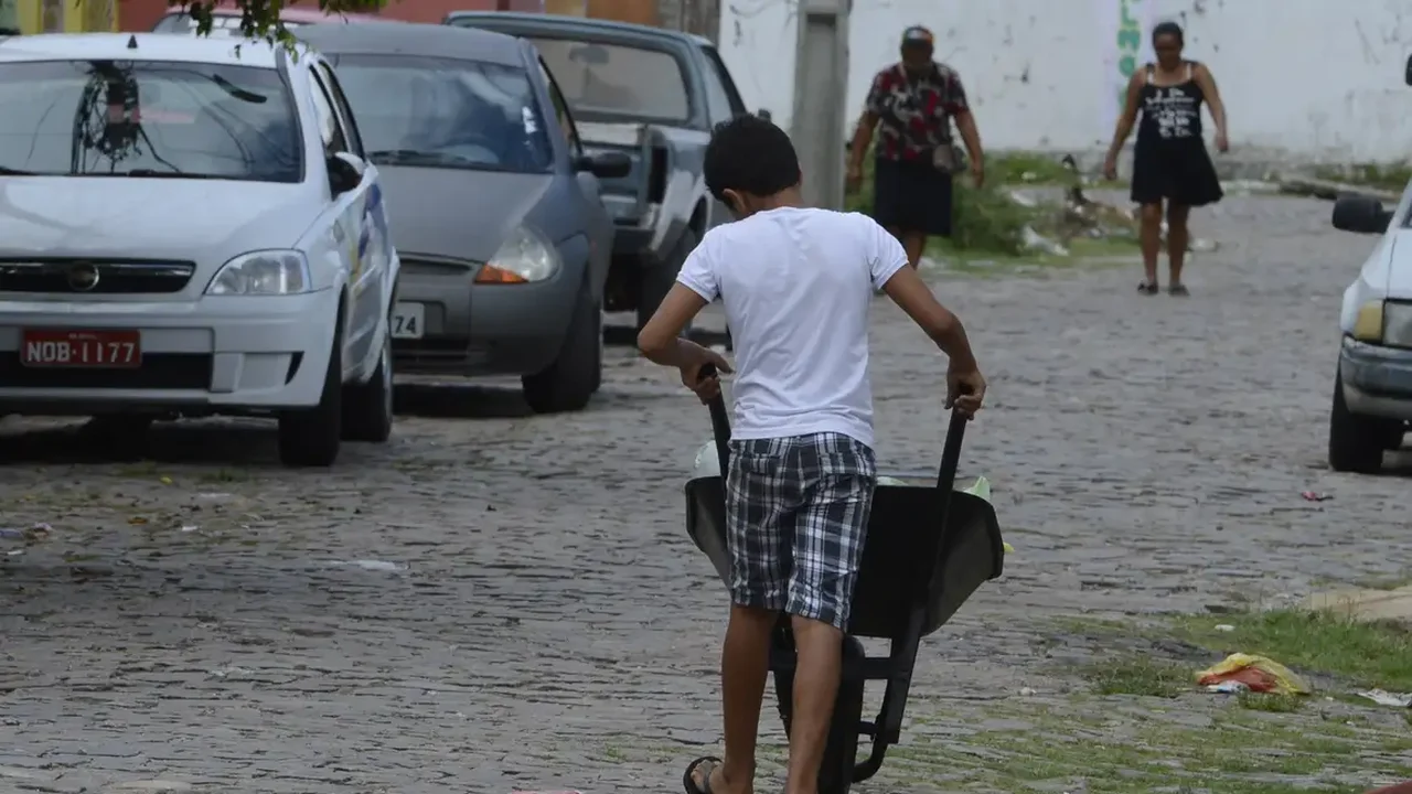 Recuo no trabalho infantil é concentrado em lares que recebem Bolsa Família