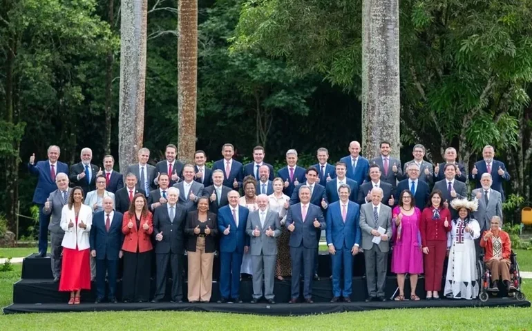 Lula planeja reforma ministerial; mais de 20 ministros devem deixar o governo para disputar eleições