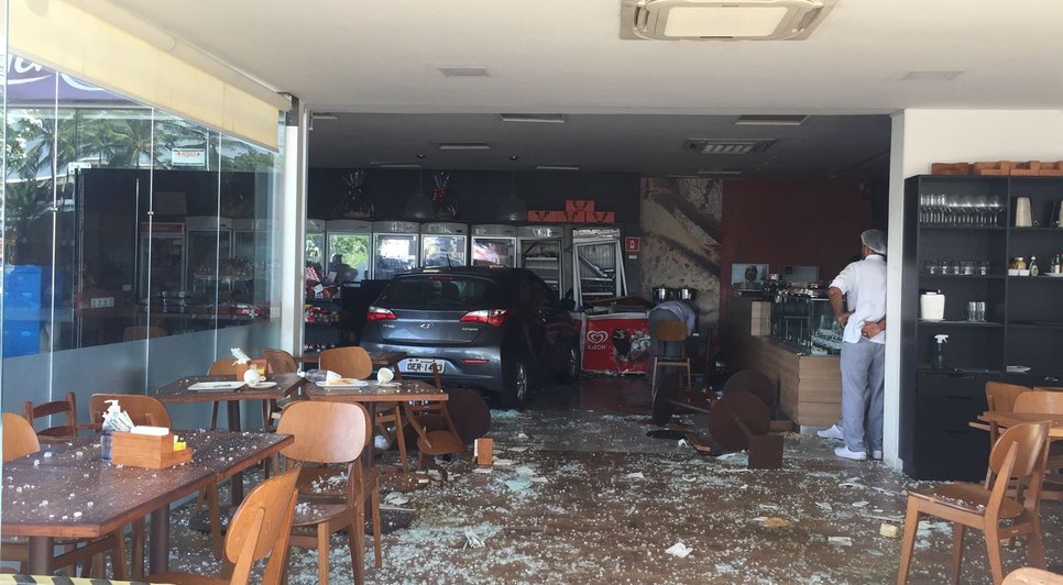 Carro desgovernado invade estabelecimento e deixa quatro pessoas feridas em Aracaju / Foto: Foto: Aline Aragão/TV Atalaia