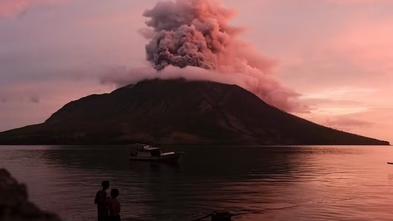 Nova erupção de vulcão na Indonésia obriga a fechamento de aeroporto
