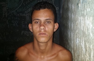 Jovem é preso e menor apreendido com arma