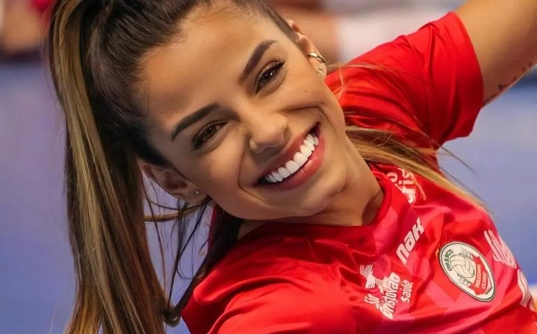 Key Alves lucra com fotos sensuais no OnlyFans enquanto se firma no vôlei