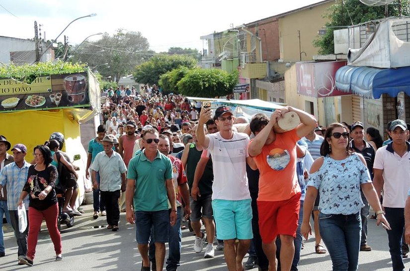 Procissão do mastro de São Sebastião abre a festa em Ibateguara