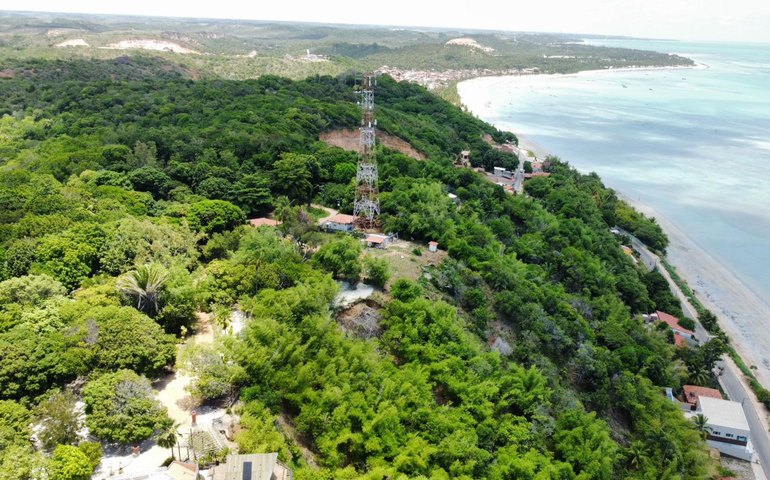 Polícia Científica pericia área de mata nativa incendiada em Japaratinga