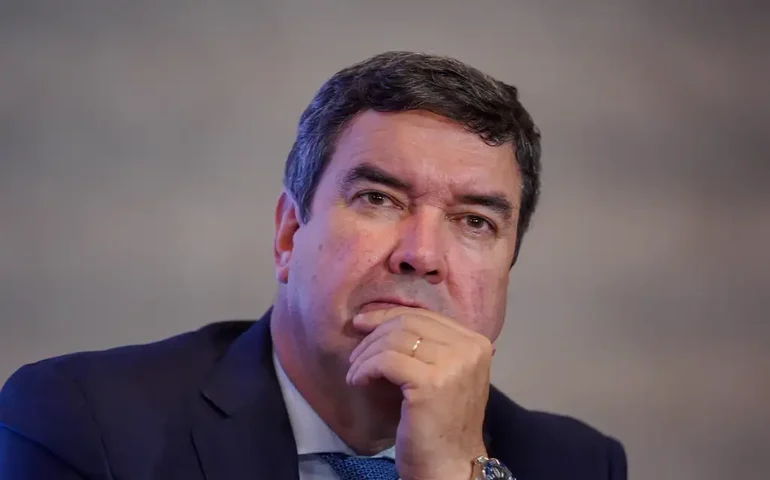 Último governador do PSDB, Eduardo Riedel, do MS, assina filiação ao PP