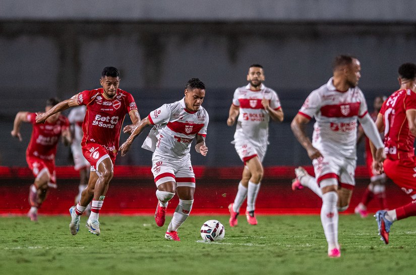 CRB vence Vila Nova por 2 a 0 e volta a se aproximar do G-6