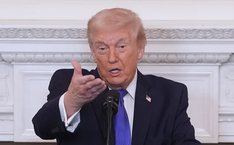 Trump substitui Kristi Noem por senador Markwayne Mullin no Departamento de Segurança Interna