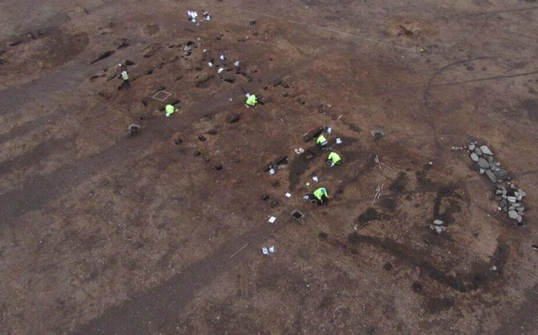 Achado arqueológico revela salão cerimonial neolítico de 6.000 anos em Carnoustie, Escócia (FOTOS)