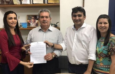 Prefeitura de Olho D´água Grande recebe trator agrícola do Estado 