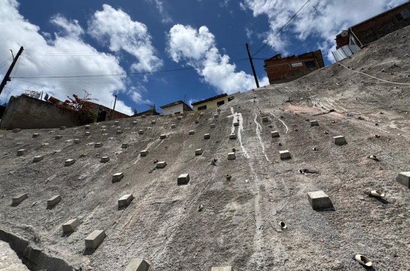 Prefeitura realiza obras simultâneas em sete encostas de Maceió