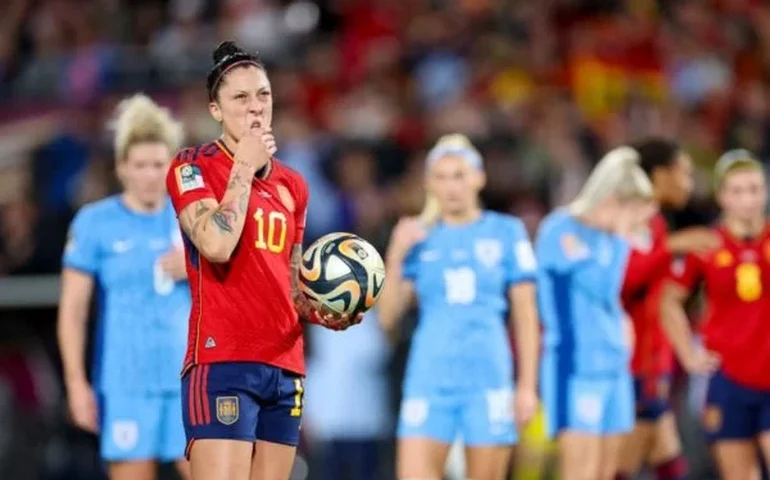 Justiça espanhola decide julgar Rubiales por beijo não consentido em jogadora da seleção