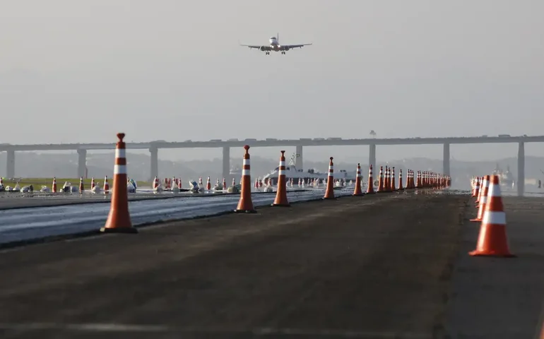 Aeroporto Santos Dumont fecha para limpeza da pista