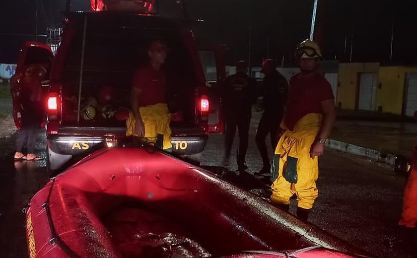 Mais de 40 são resgatadas de casas em Rio Largo