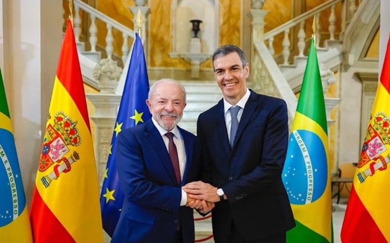 Lula parabeniza Sánchez por impedir uso do espaço aéreo da Espanha em ação dos EUA contra Irã