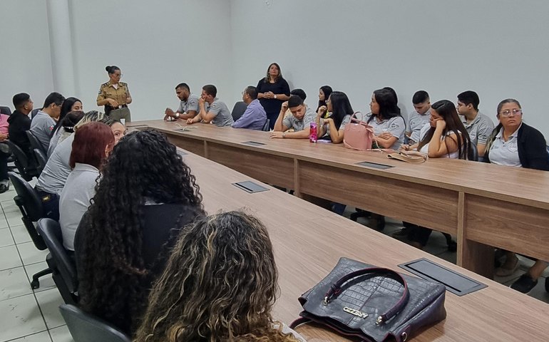 Colaboradores do 190 são capacitados para atendimento humanizado a mulheres vítimas de violência doméstica