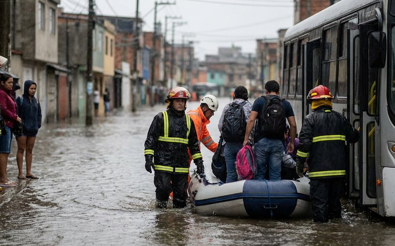 Tempestade causa alagamentos e mobiliza resgate de passageiros no Rio