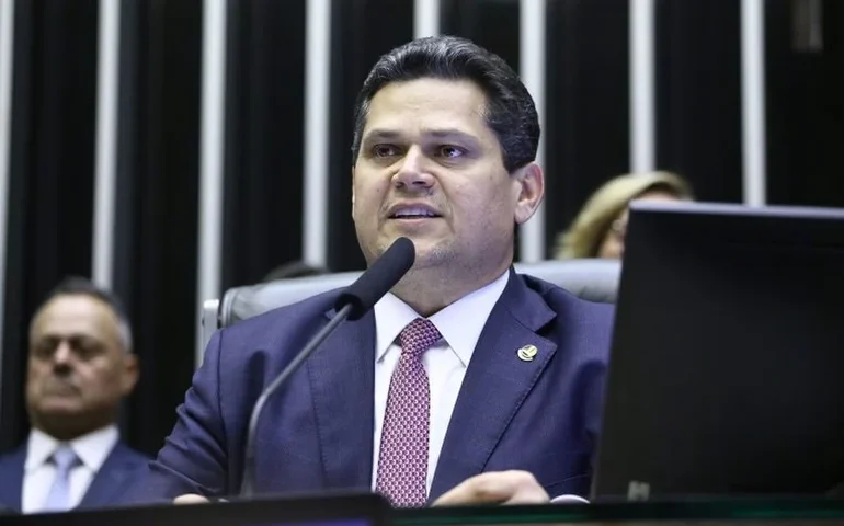 Alcolumbre prepara projeto para reduzir penas de condenados no 8/1