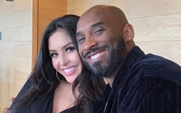Viúva de Kobe Bryant ganha indenização de R$ 81 milhões por fotos do acidente