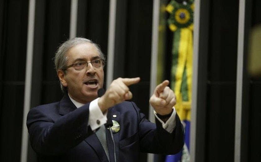 Eduardo Cunha analisa seis pedidos para criação de CPIs e aceita três