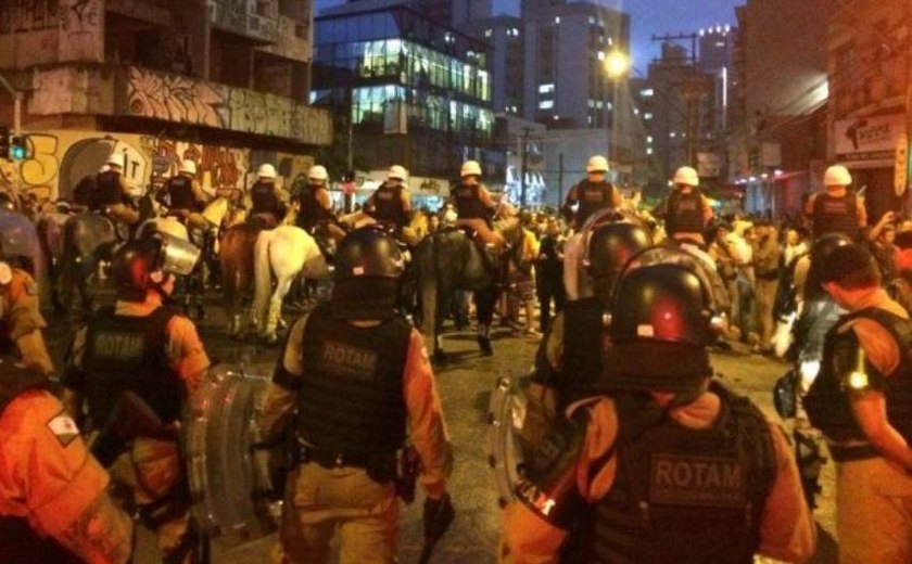 Bombas de efeito moral dispersam manifestantes em frente à PF de Curitiba