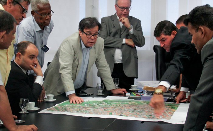 Tutmés Airan e líderes comunitários analisam mapa da região afetada