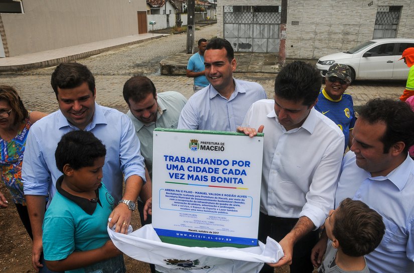 Prefeito Rui Palmeira reinaugura arena esportiva no Eustáquio Gomes