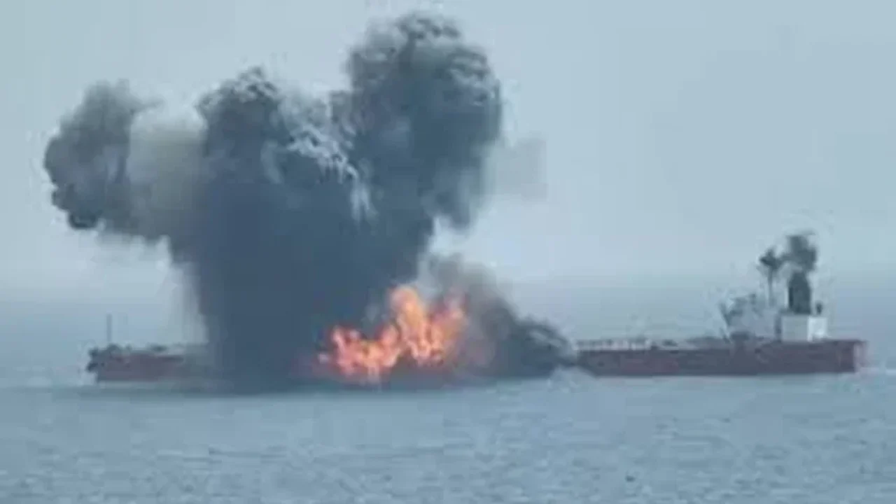 Houthis bloqueiam esforços para salvar navio grego em chamas no Mar Vermelho