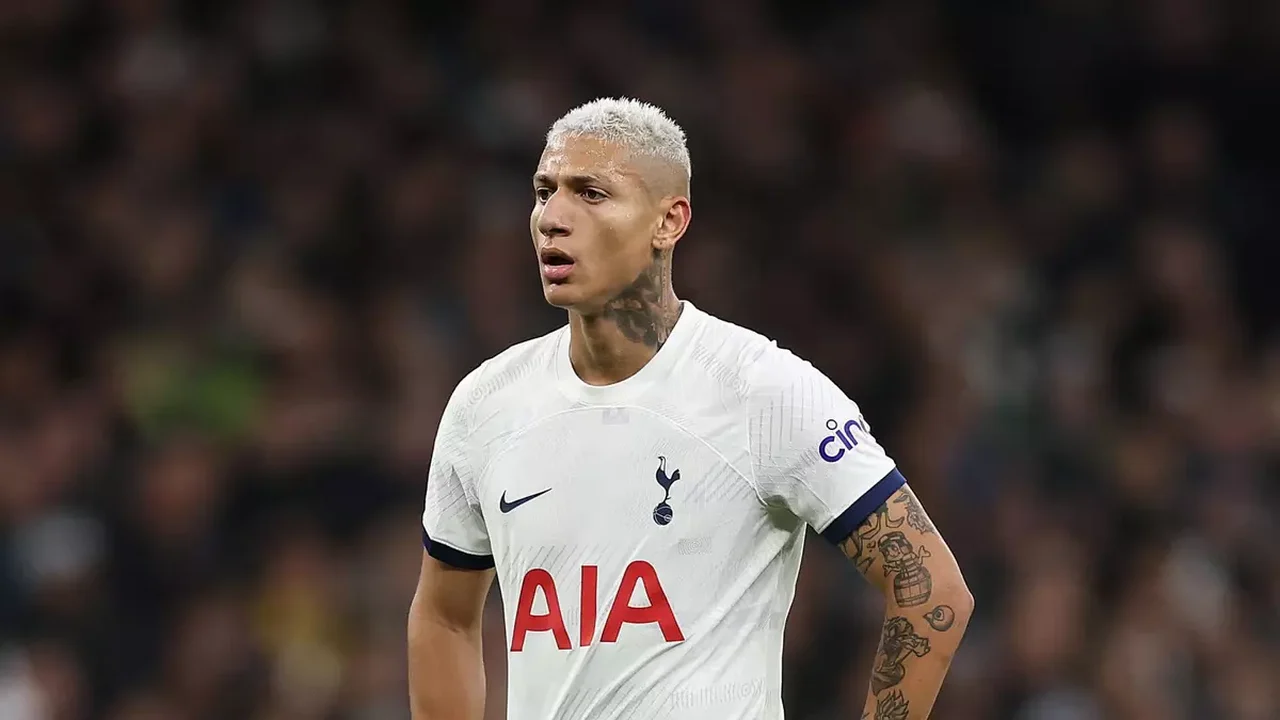 Técnico do Tottenham expõe racha com Richarlison