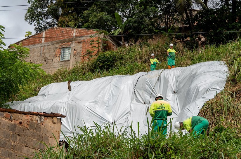 Equipes iniciam instalação de lonas em quatro regiões da capital